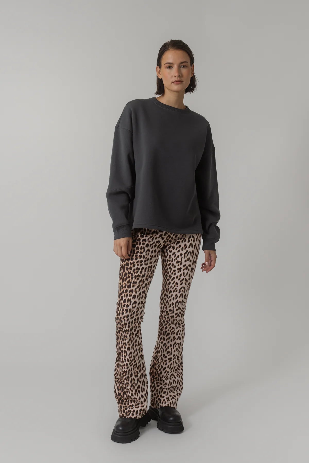 OV SWEATER BLOOM DARK IRON OH APRIL
